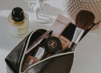 Tips To Help You Travel With Makeup make up bag