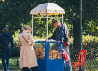 Top 3 Food Dishes Tourists Need to Try While in Warsaw, Poland Street Bagel Seller in the Park