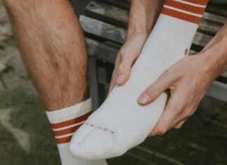 It’s Time To Start Wearing Compression Socks On A Flight compression socks