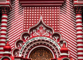 Here’s Why You Should Plan a Trip to Sri Lanka Facade of Al Alfar Mosque (Red Mosque) in Colombo, Sri Lanka