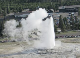 Best Time of Year to See Old Faithful in Yellowstone National Park, USA Old Faithful, Yellowstone National Park, WY, USA